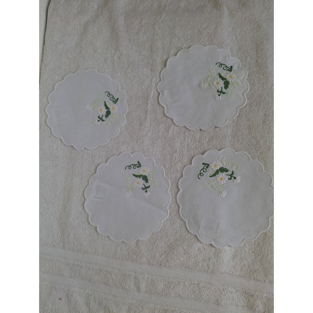 Haus Set of 4 Embroidered Daisy Cotton Coasters Scalloped Edge White 15cm